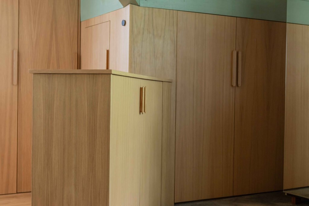 Meuble bas en chêne coordonné avec des placards muraux, poignées intégrées et détecteur de mouvement